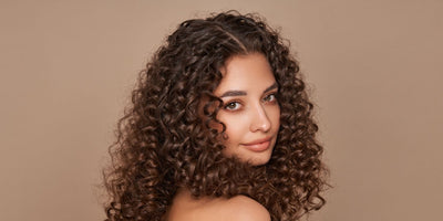 Chebe pour cheveux bouclés : stimulez la croissance, l'hydratation et la force naturellement 